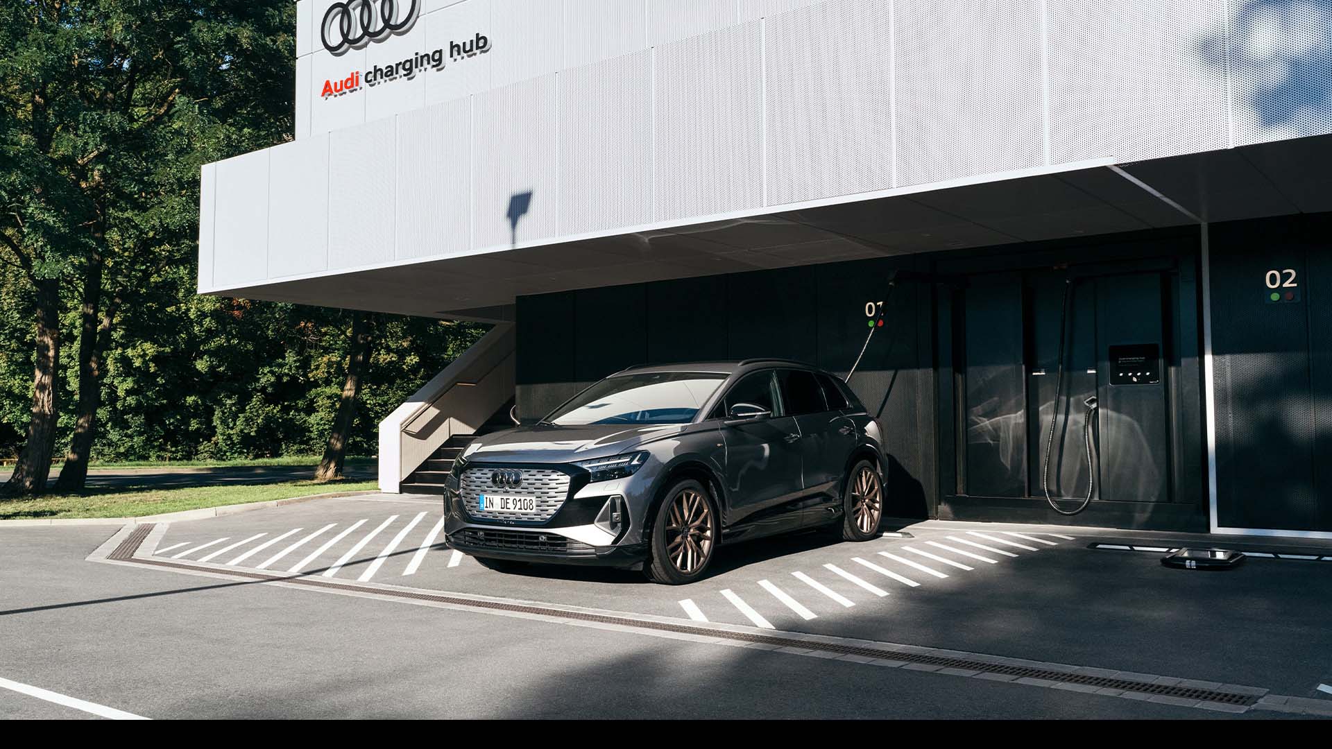 El Audi Q4 e-tron en el centro de carga de Audi en Nuremberg.