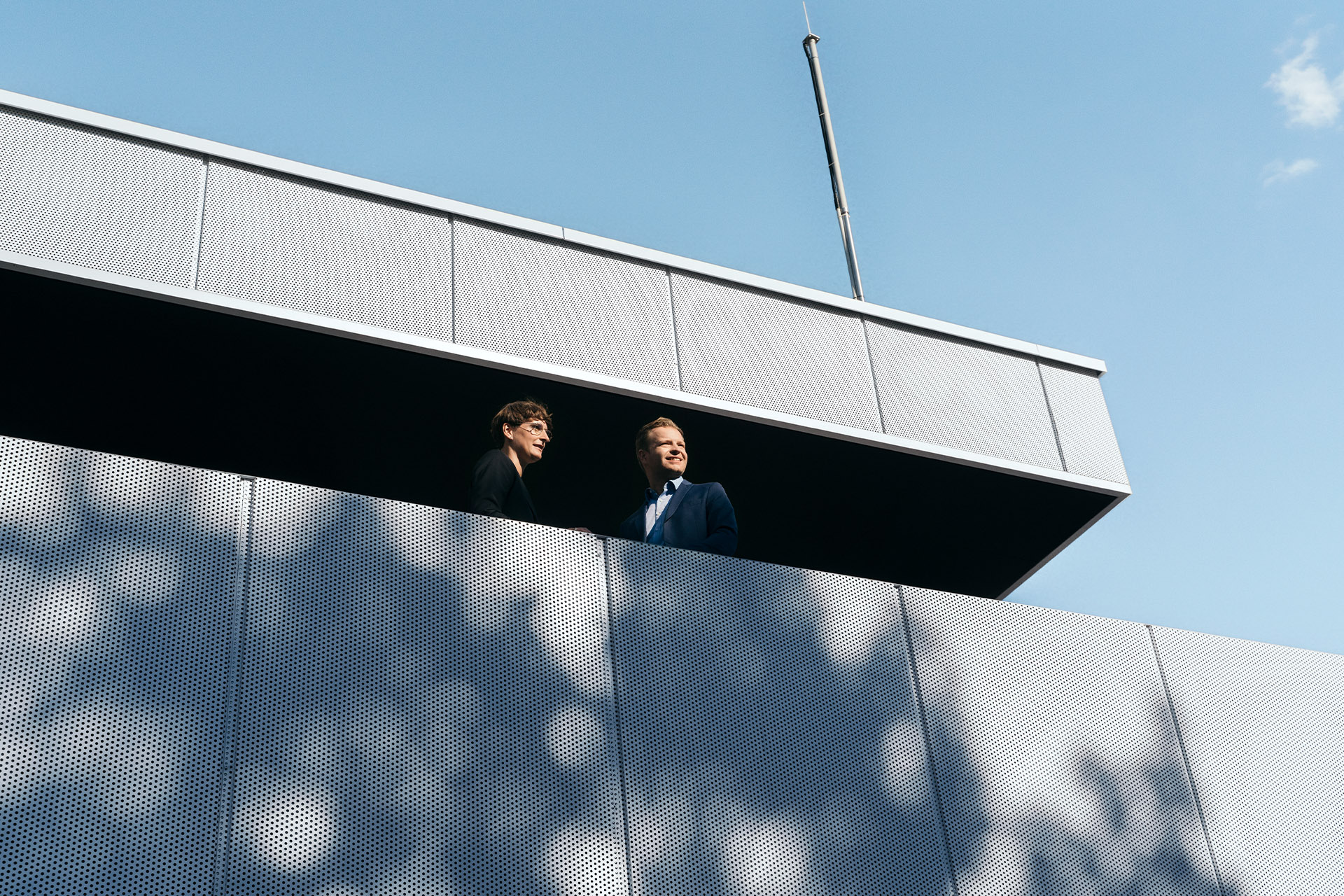 Los expertos en sostenibilidad, la Dra. Johanna Klewitz y Malte Vömel, en el balcón del salón del centro de carga de Audi.