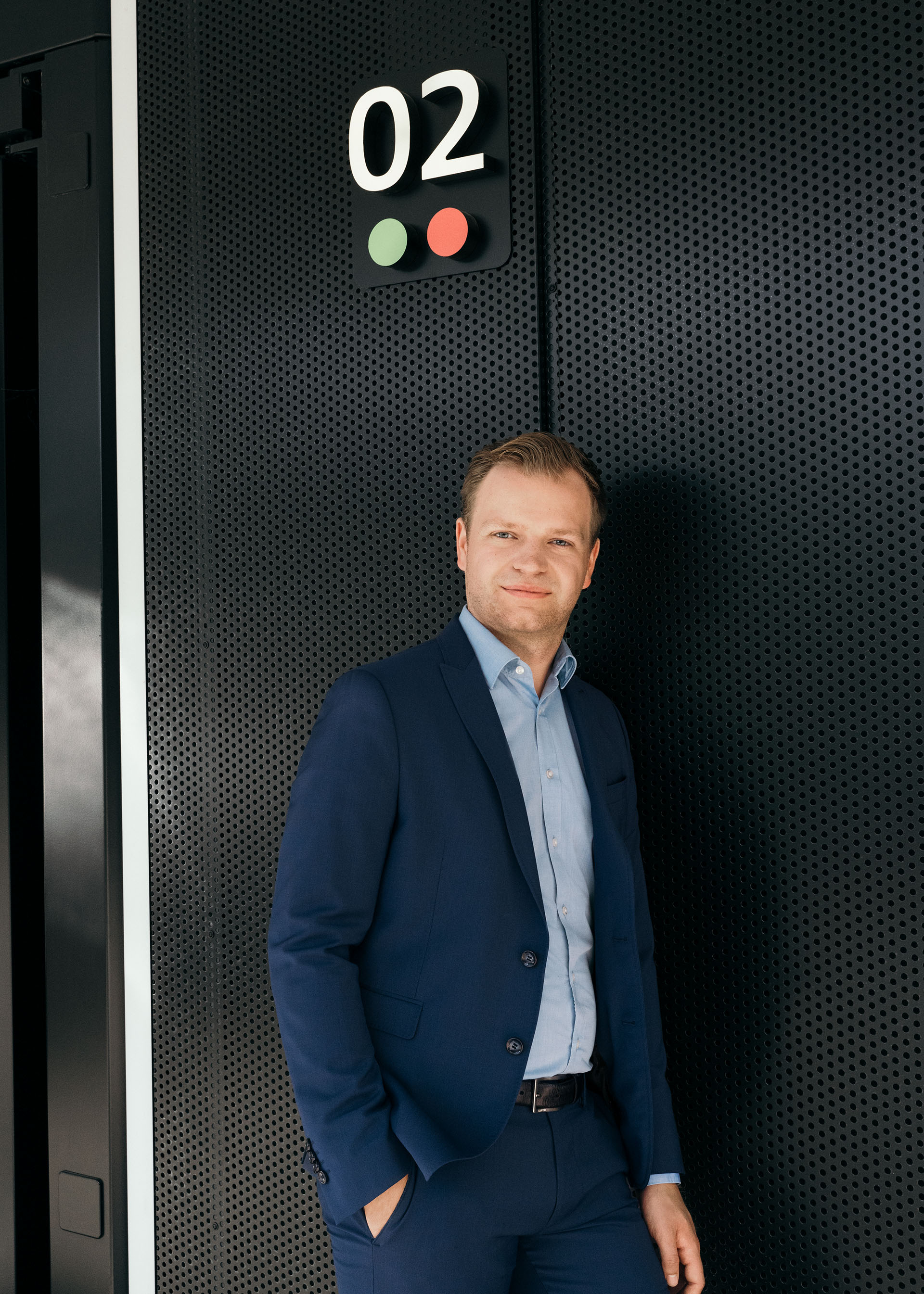 Malte Vömel, consultor de proyectos para la estrategia de descarbonización, frente al centro de carga de Audi.