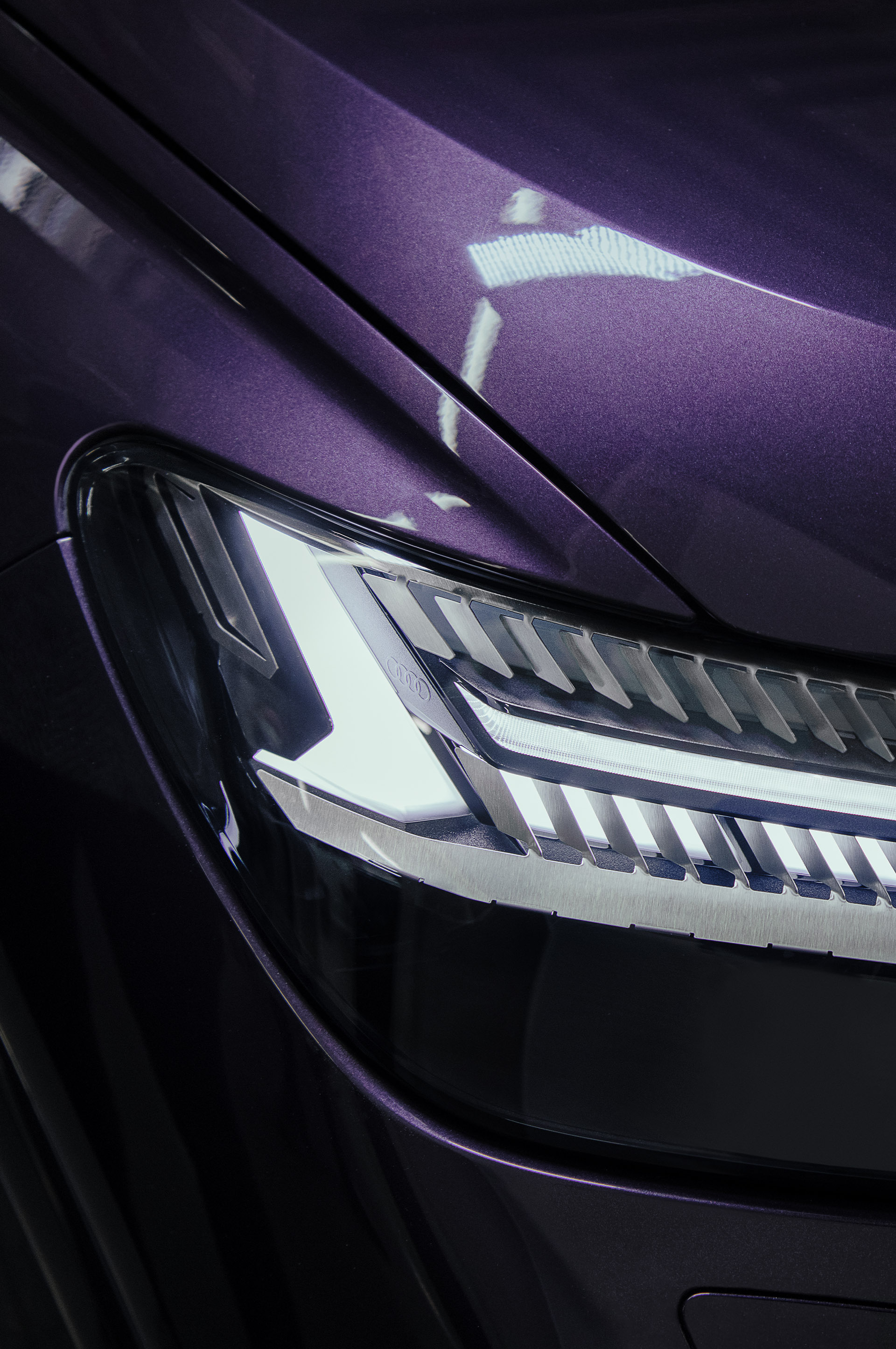 Primer plano de los faros del nuevo Audi Q4 e-tron.