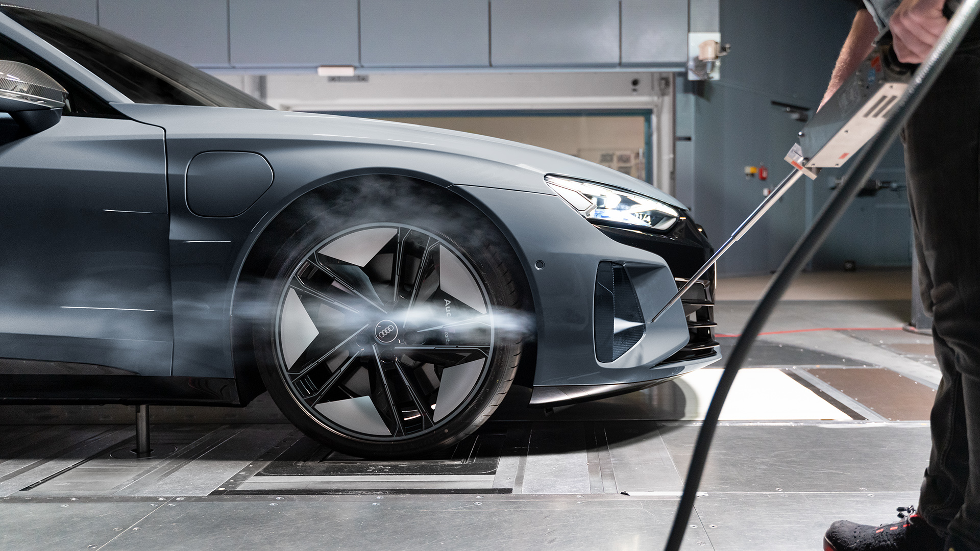 El humo fluye a través de la cortina de aire hasta el paso de rueda del Audi RS e-tron GT.