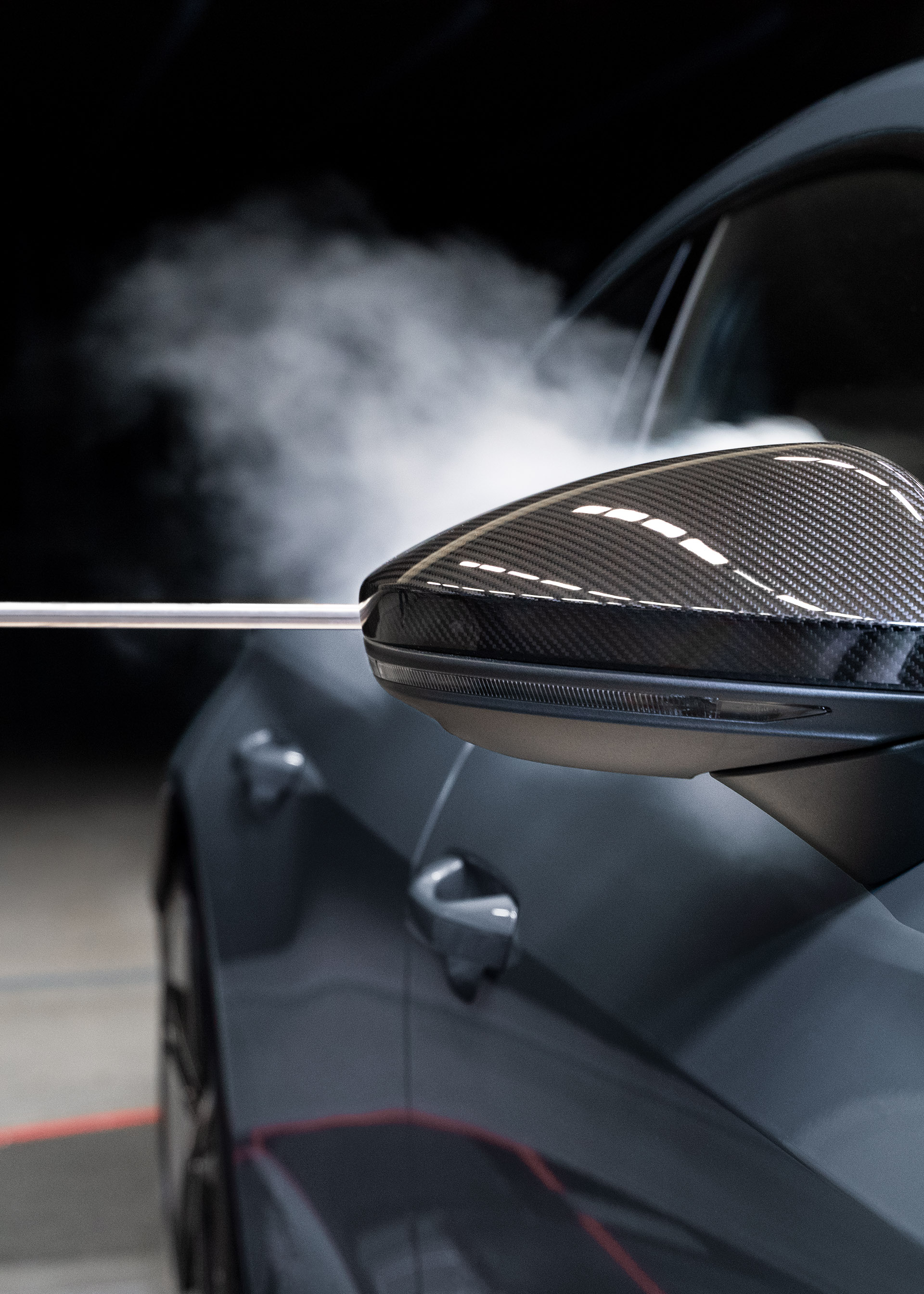 El humo recorre la carrocería del Audi RS e-tron GT tras pasar por el retrovisor exterior.