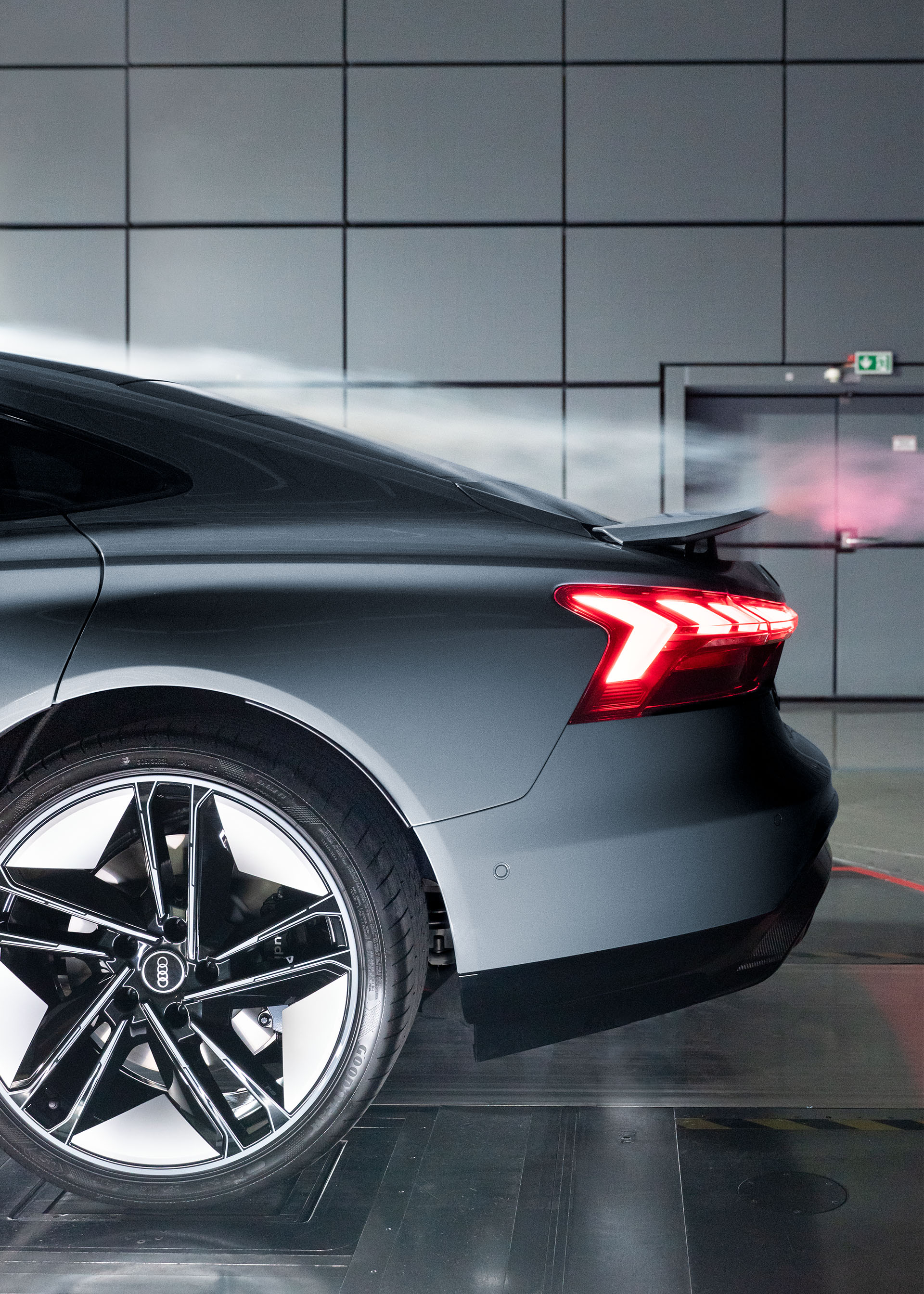 El humo fluye sobre el alerón trasero del Audi RS e-tron GT.