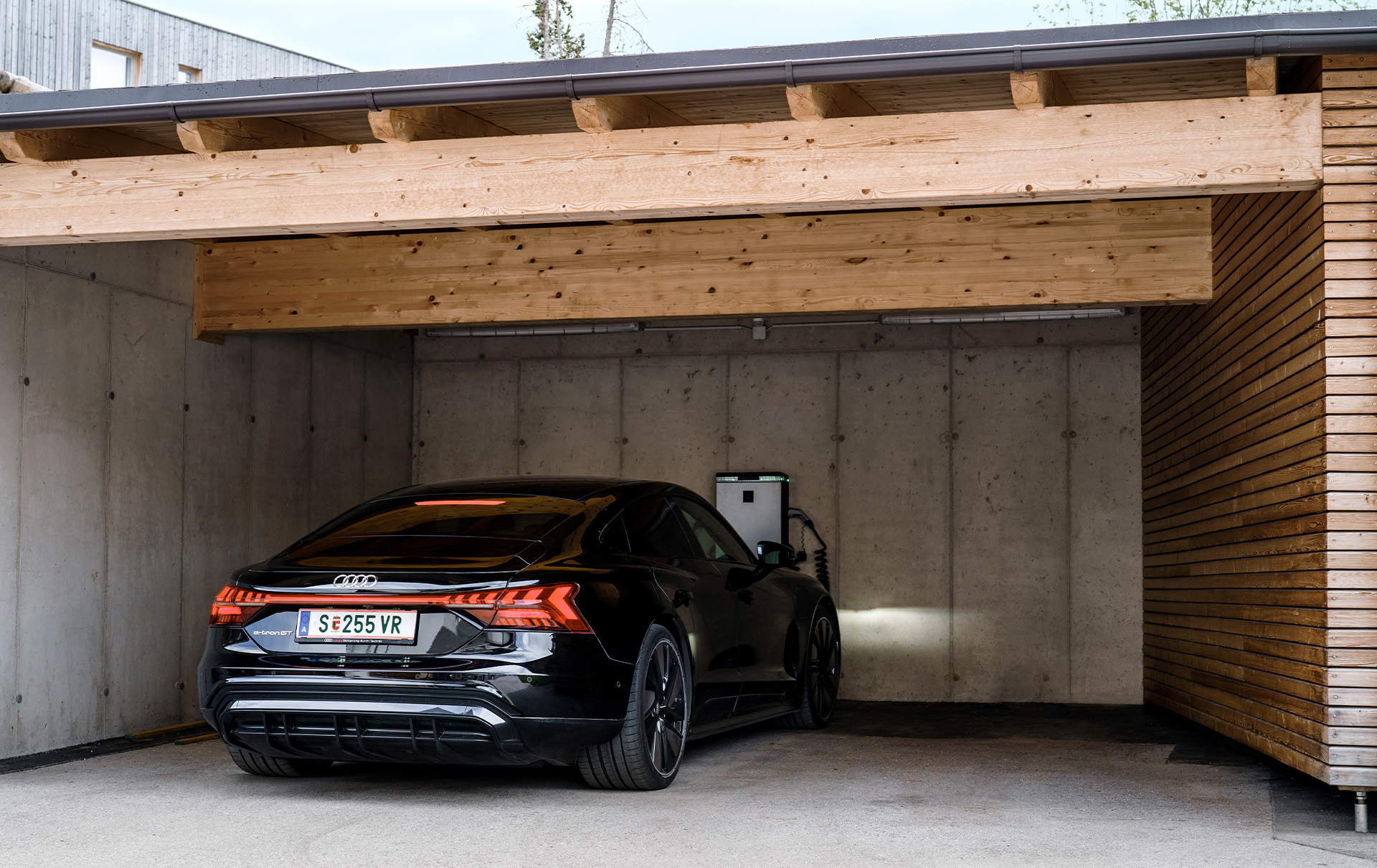 En la estación de carga del hotel hay un Audi e-tron GT quattro negro.