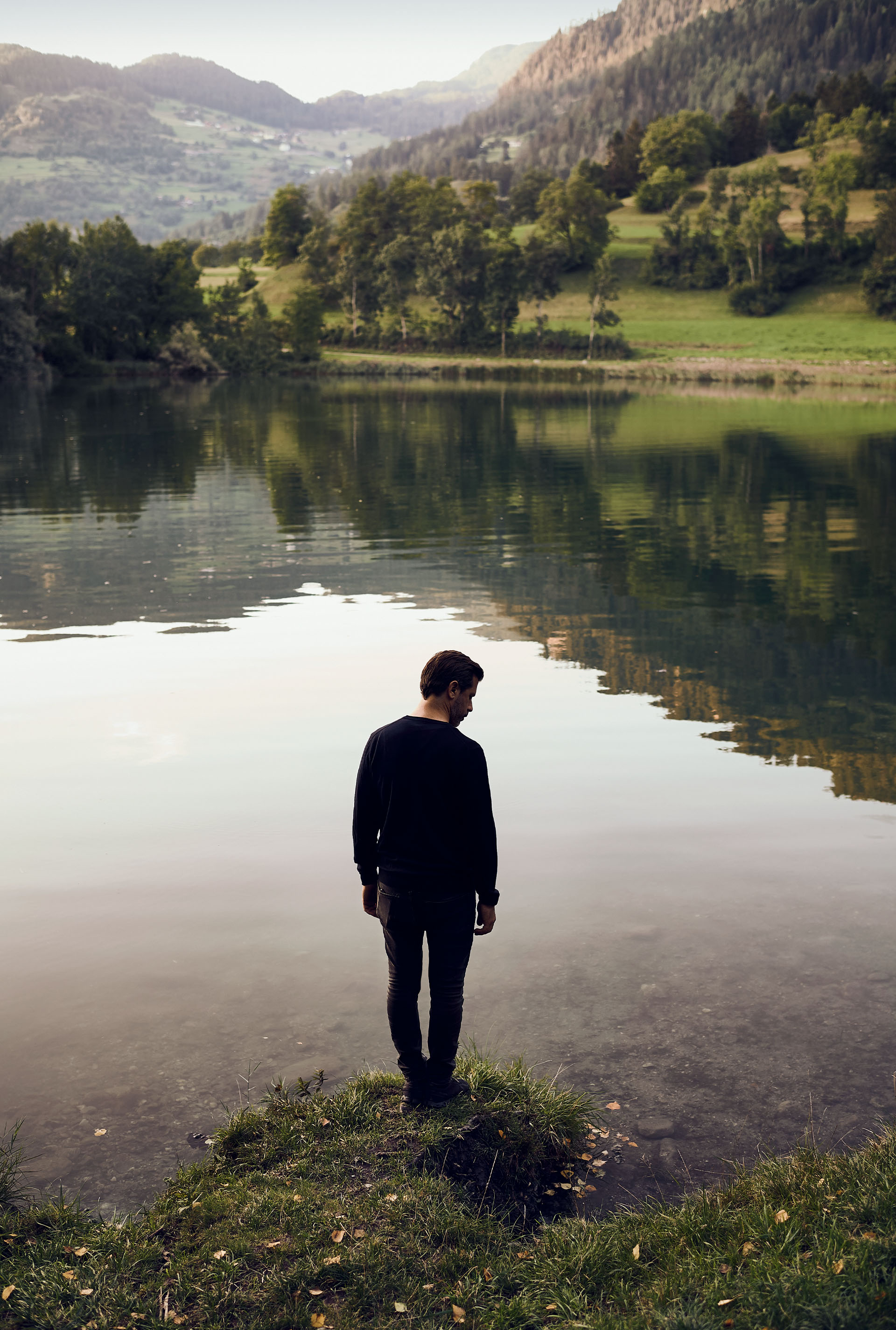 Andreas Caminada en un lago de montaña.