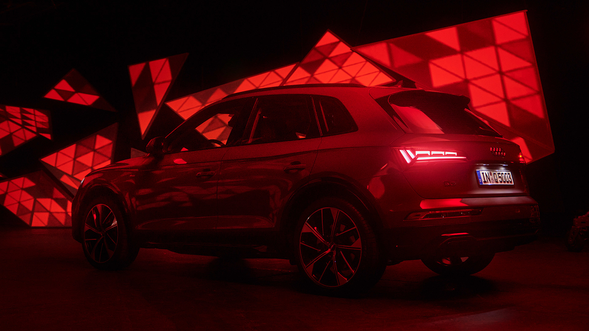 Foto del SUV premium Audi Q5 con luces traseras con tecnología OLED digital.