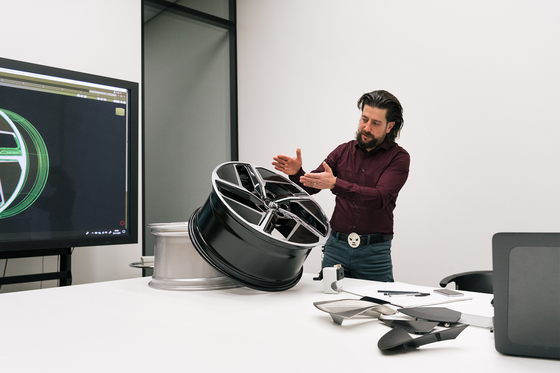 Foto de Andreas Valencia Pollex explicando el diseño de ruedas en Audi. 