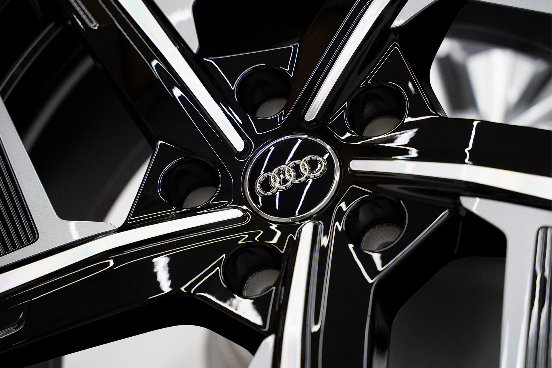 Foto de parte de los equipamientos de una rueda de Audi.