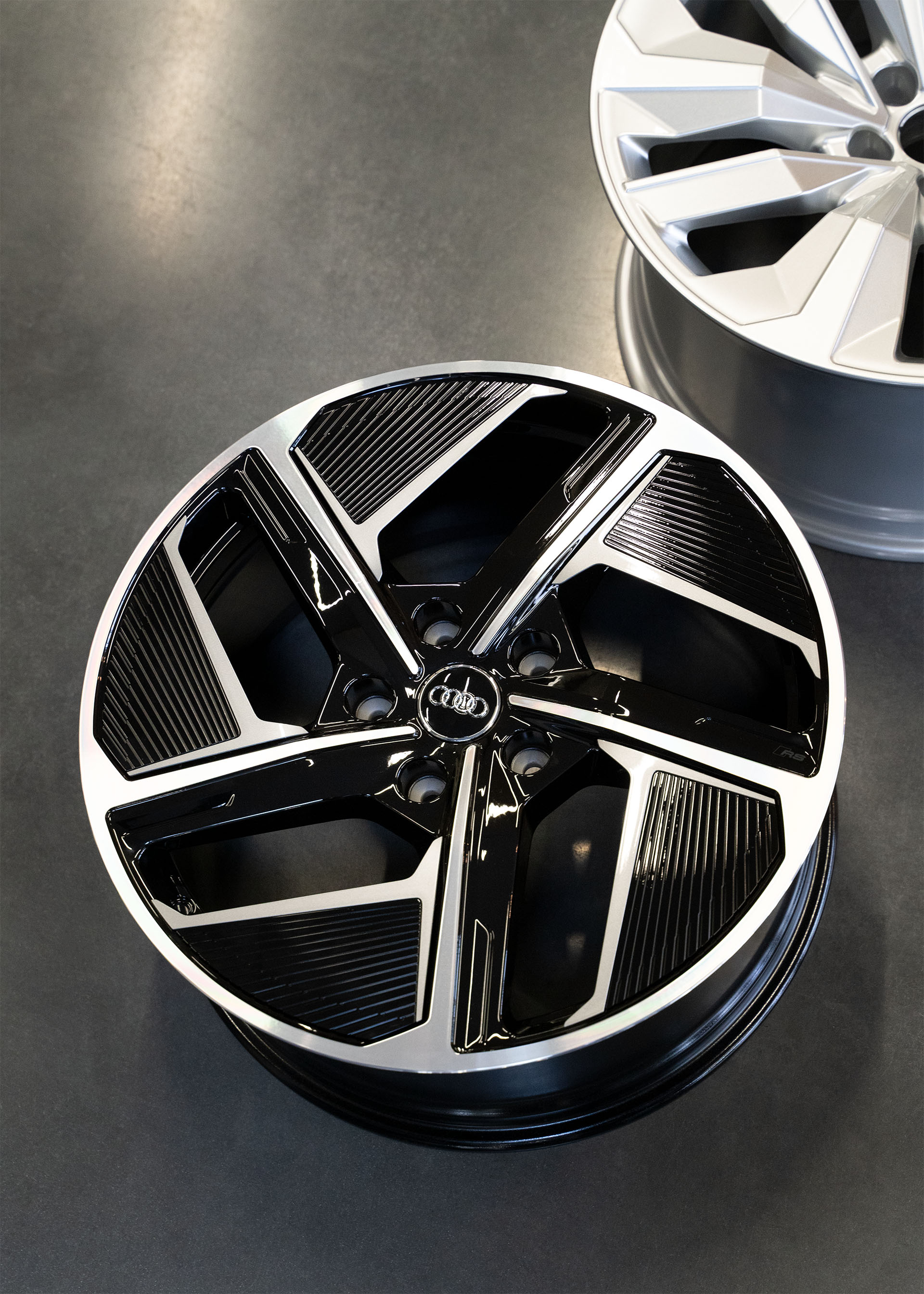 Foto de la rueda aerodinámica multicolor del Audi e-tron GT quattro.