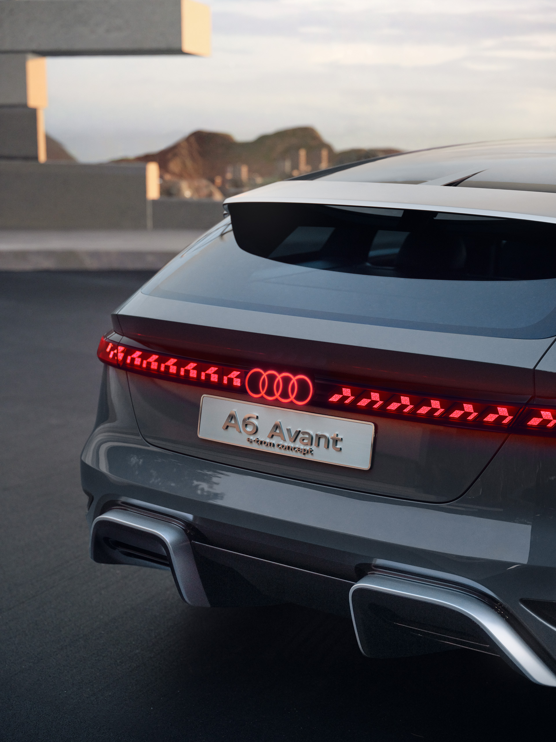 Vista trasera del Audi A6 Avant e-tron concept con la franja luminosa continua.